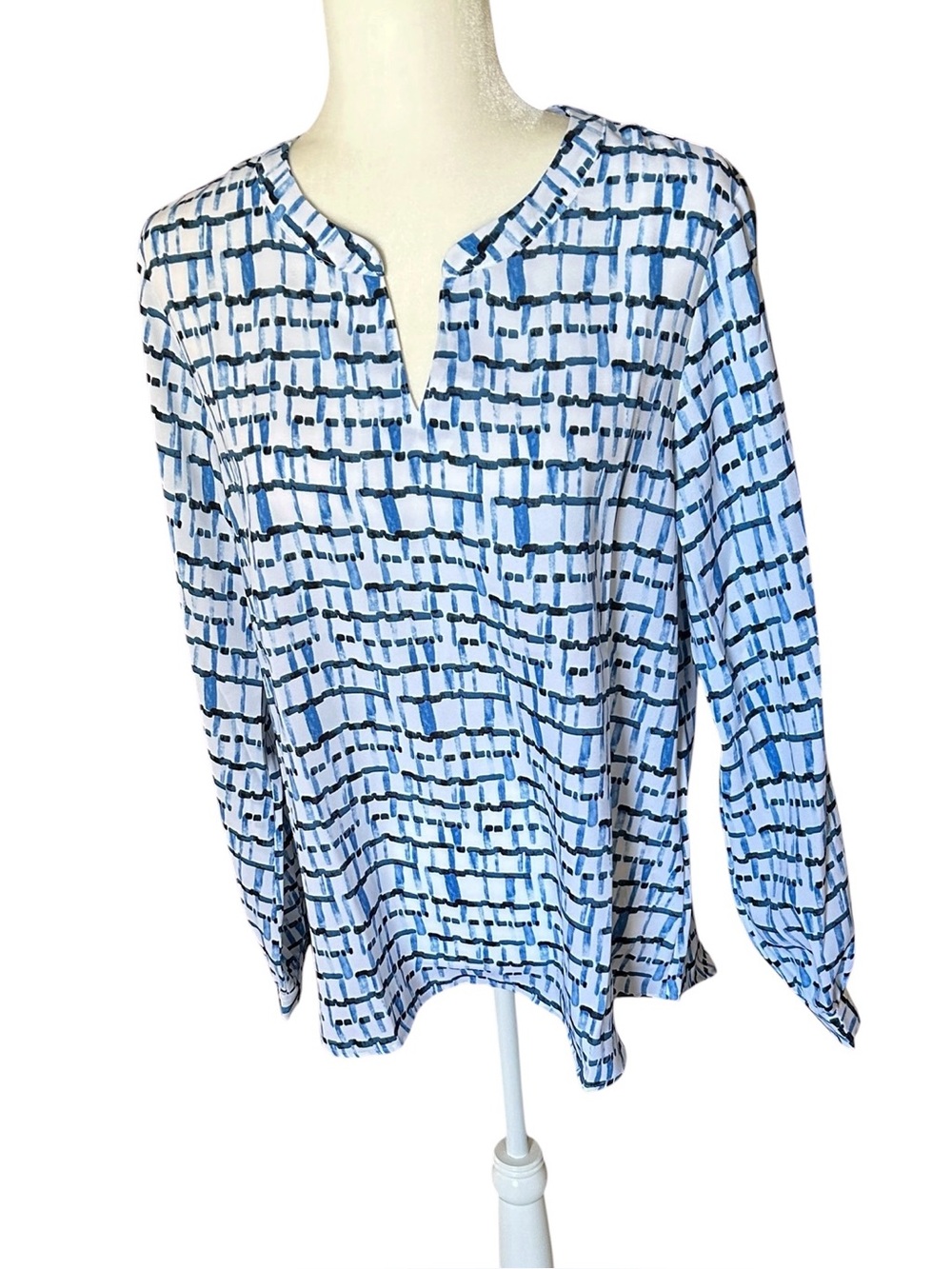 LANDS’ END Long Sleeve, Hi-Lo 100% Polyester Crepe Top. NWT. Size: 14. $25.